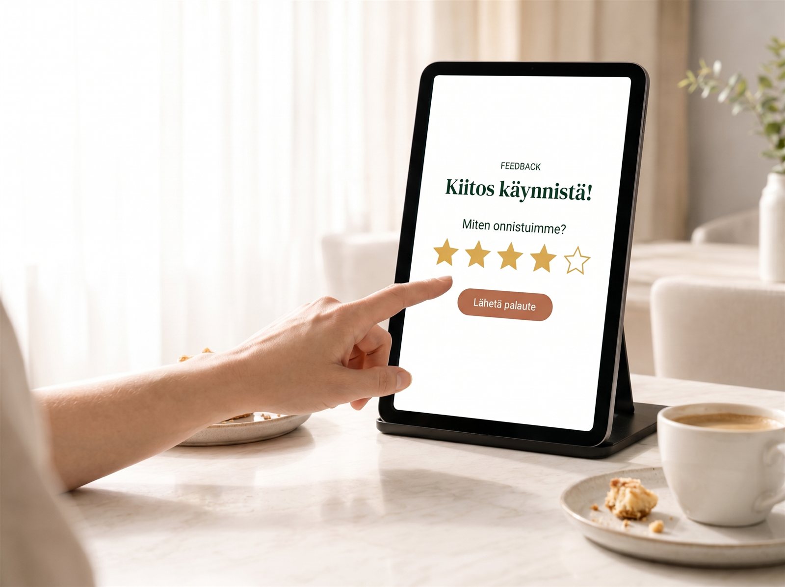 Tyytyväinen vieras antaa tähtiarvion Creavo Order -tabletilla ravintolapöydässä