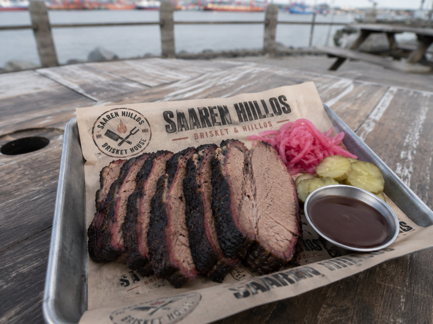 Saaren Hiillos brisket plate on branded paper